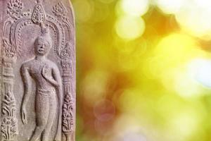 Buddha-Statue mit Bokeh-Hintergrund foto