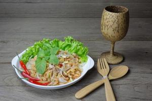 Salat mit getrockneten Garnelen auf dem Tisch foto