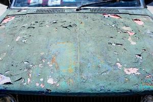 Risse und abblätternde Farbe auf alten Autos foto