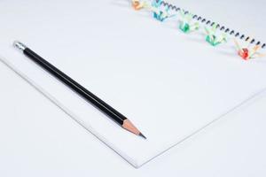 offenes Notizbuch der Nahaufnahme mit Bleistift auf Hintergrund foto
