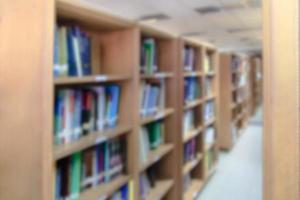 Regal mit Büchern in der Bibliothek unscharfer Hintergrund foto