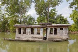 altes verlassenes Holzboot im Kanal foto