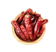 Roter gemahlener Paprika oder trockener Chili in Holzschale isoliert auf weißem Hintergrund foto