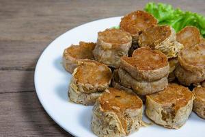 Frittierte Krabbenfleischrolle oder Hoi Jo auf Holzhintergrund foto