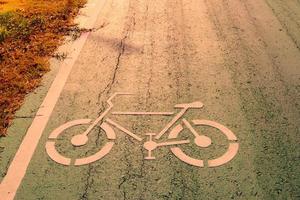Fahrradsymbol auf der Stadtstraße mit Morgensonne foto