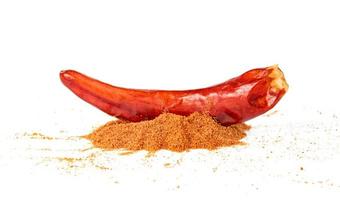 roter gemahlener Paprika in Pulverform oder trockener Chili-Pfeffer isoliert auf weißem Hintergrund foto