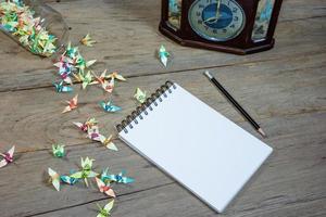 offenes notizbuch mit bleistift auf holzhintergrund foto