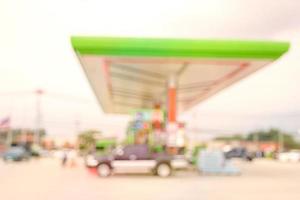 Tankstelle, unscharfer Hintergrund, Filtereffekt. foto