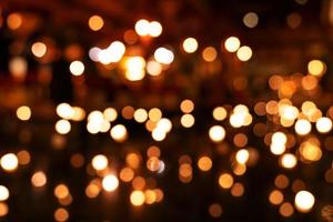 bunter orange bokeh hintergrund von weihnachtslichtern und von neuem jahr foto