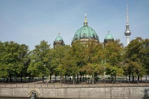 berlin, deutschland, 2014. blick von der schlossbrücke auf den dom und den berliner fernsehturm in berlin foto