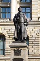 berlin deutschland, 2014. statue von august fürst von hardenberg vor dem berliner landtagsgebäude in berlin foto