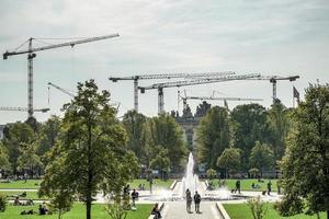 berlin, deutschland, 2014. viele krane überragen die gärten des doms in berlin foto