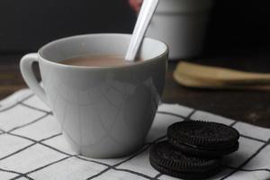 dunkle Schokoladenkekse und eine Tasse Schokoladenmilch foto