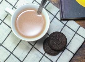 dunkle Schokoladenkekse und eine Tasse Schokoladenmilch foto