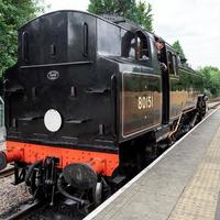East Grinstead, West Sussex, Großbritannien - 13. Juli 2022. Ansicht der Lokomotive 80151 in East Grinstead am 13. Juli 2022. Ein nicht identifizierter Mann foto