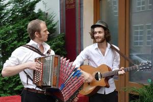 berlin deutschland, 2014. volkssänger vor einem restaurant in berlin deutschland foto