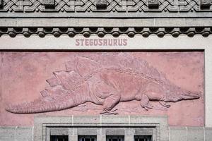 berlin, deutschland, 2014. stegosaurusrelief an der wand vor dem zoo in berlin foto