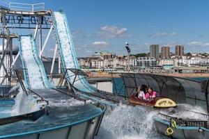 Brighton, East Sussex, Großbritannien - 15. Juli 2022. Blick auf die Wasserfahrt auf dem Pier in Brighton am 15. Juli 2022. Drei nicht identifizierte Personen foto