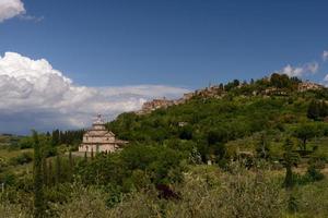 Montepulciano, Toskana, Italien - 17. Mai. Blick auf die Kirche San Biagio in der Nähe von Montepulciano, Toskana, Italien am 17. Mai 2013 foto