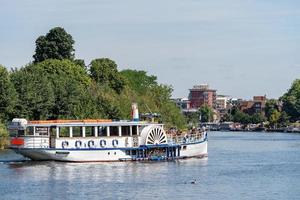 surbiton surrey, großbritannien - 15. juli 2022. yarmouth belle auf dem weg von hampton court nach kingston am 15. juli 2022. nicht identifizierte personen foto