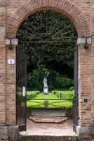 castiglione del lago, perugia von umbrien, italien - 20. mai. torbogen zu einem garten in castiglione del lago, perugia von umbrien am 20. mai 2013 foto