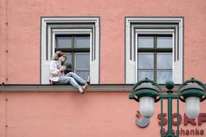 weimar, deutschland, 2014. mannequin sitzt auf einem fenstersims in weimar, deutschland foto