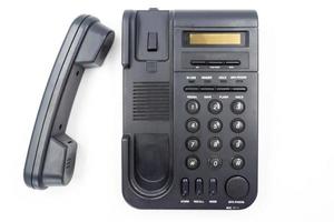 Schwarzes Telefon auf weißem Hintergrund foto