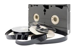 Videokassette und Rolle auf weißem Hintergrund. foto