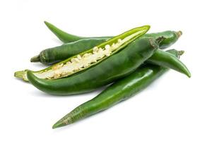 frischer grüner Chilipapper auf weißem Hintergrund. foto