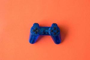 Videospielcontroller auf orangefarbenem Hintergrund. foto