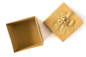 Draufsicht der offenen Geschenkbox auf weißem Hintergrund. foto