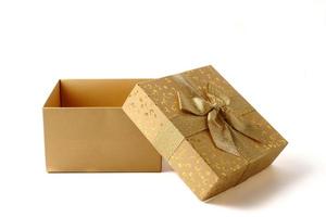 Öffnen Sie goldene Geschenkbox auf weißem Hintergrund. foto