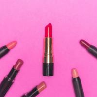 Lippenstifte auf rosa Hintergrund. Make-up und Schönheitskonzept foto