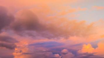 dramatischer sonnenuntergangshimmel mit wolken. Bild verwischen oder defokussieren. foto