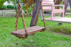 Kettenschaukeln auf dem Kinderspielplatz foto