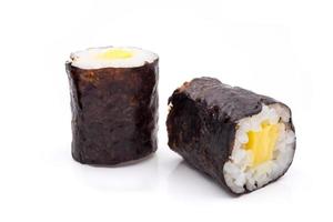 Sushi-Rollen, Reis mit Ei und Algen auf weißem Hintergrund, japanisches Essen. foto