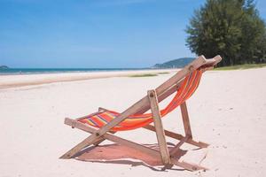 roter Liegestuhl am Strand. foto