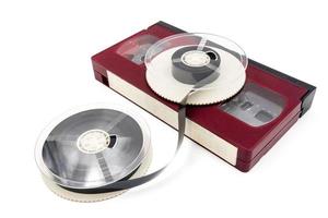 Videokassette und Rolle auf weißem Hintergrund. foto