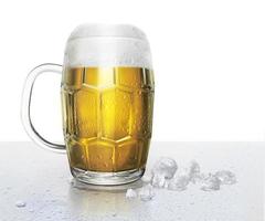 Bierglas mit Wassertropfen und Eiswürfeln auf weißem Hintergrund foto