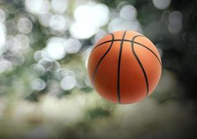 Basketbälle auf Bokeh-Unschärfehintergrund foto