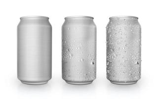 dünne Aluminiumdosen in Silber isoliert vom weißen Hintergrund, Dosen mit Wassertropfen, Dosen mit Wassertropfen und Eis foto