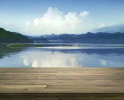 Holztischterrasse mit erfrischender Atmosphäre am Morgen, kleiner Sumpfsee im Sommer foto