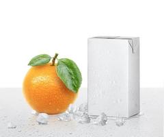 frische orangefarbene Früchte und Pakete mit Wassertropfen foto