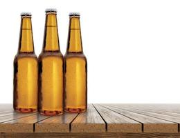 Flasche Bier auf Holztisch weißer Hintergrund hautnah foto