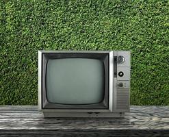 alter fernseher vintage auf holz mit schwarzem hintergrund, retro, vintage tv style foto