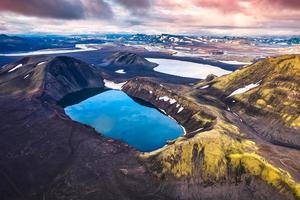 hnausapollur oder blahylur vulkankrater mit blauem teich im isländischen hochland im sonnenuntergang im sommer auf island foto