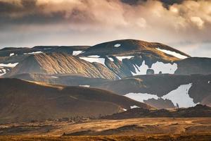 vulkanisches gebirge mit schnee bedeckt im isländischen hochland auf landmannalaugar auf island foto