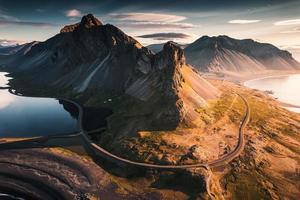 der spektakuläre berg eystrahorn in der krossasnesfjall-bergkette und das sonnenlicht scheinen morgens an der küste im sommer im osten von island foto