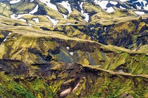 Oberfläche des verwitterten schroffen isländischen Berges im Sommer im Hochland von Island foto