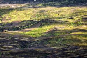 Oberfläche des verwitterten schroffen isländischen Berges im Sommer im Hochland von Island foto